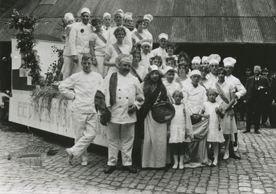 875211 Afbeelding van de praalwagen van het Nederlands Bakkersgilde afdeling Utrecht, met de slogan 'EET MEER BROOD!', ...